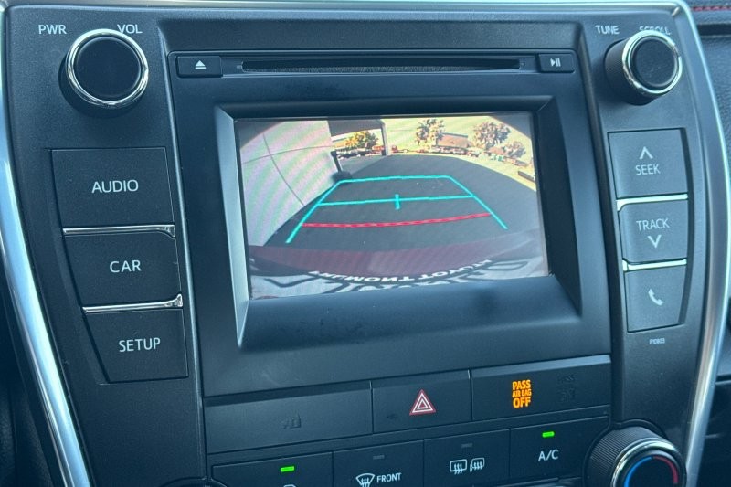 Toyota Camry Vehicle Full-screen Gallery Image 18