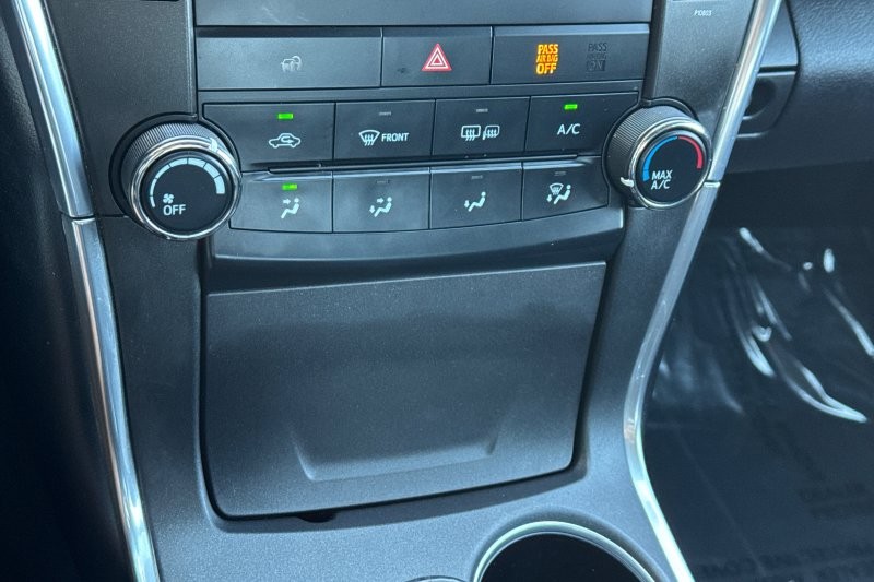 Toyota Camry Vehicle Full-screen Gallery Image 19