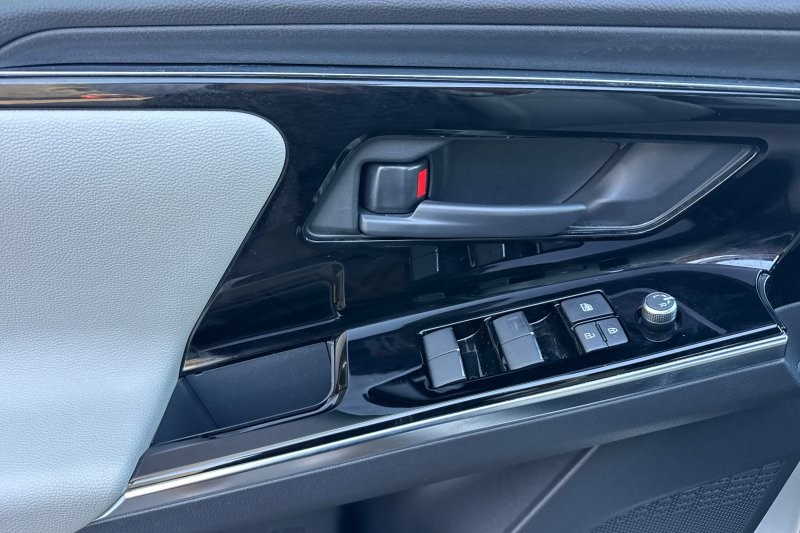 Toyota bZ4X Vehicle Full-screen Gallery Image 11