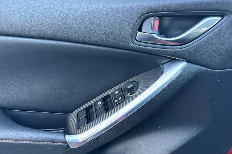 Mazda CX-5 Vehicle Full-screen Gallery Image 11