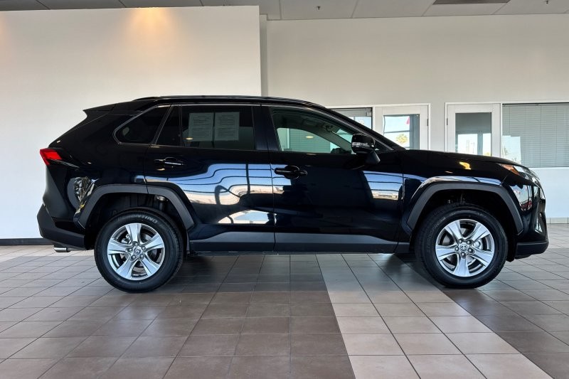 Toyota RAV4 Vehicle Full-screen Gallery Image 03
