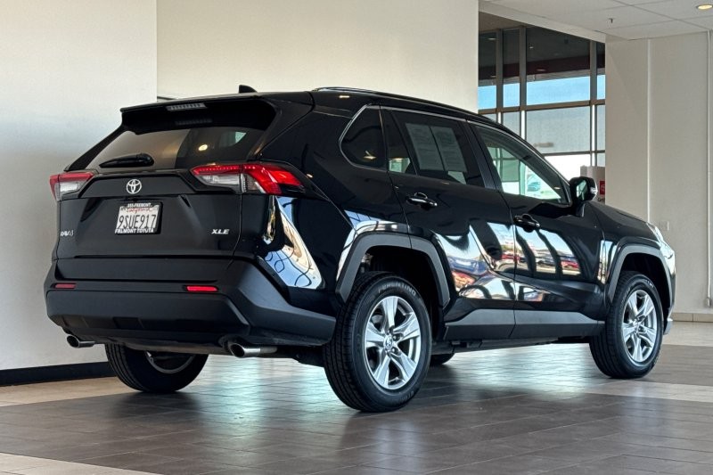 Toyota RAV4 Vehicle Full-screen Gallery Image 04