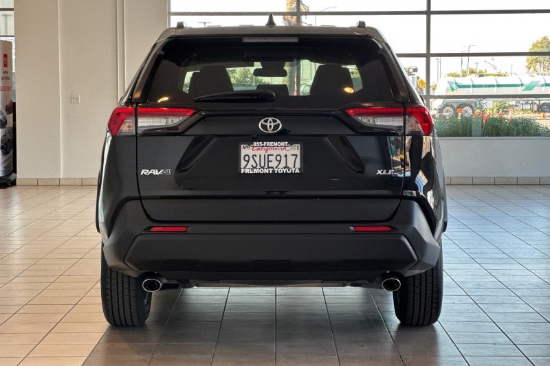 Toyota RAV4 Vehicle Full-screen Gallery Image 05