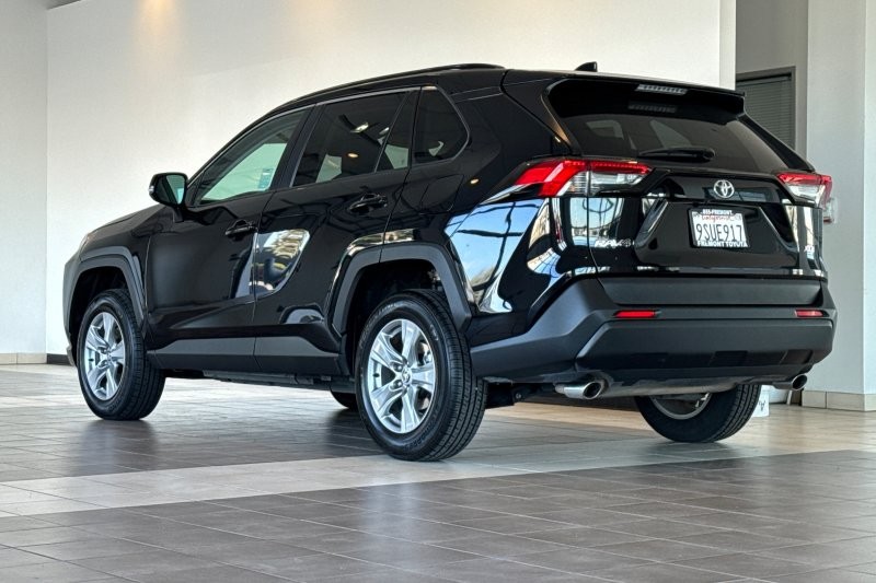 Toyota RAV4 Vehicle Full-screen Gallery Image 06