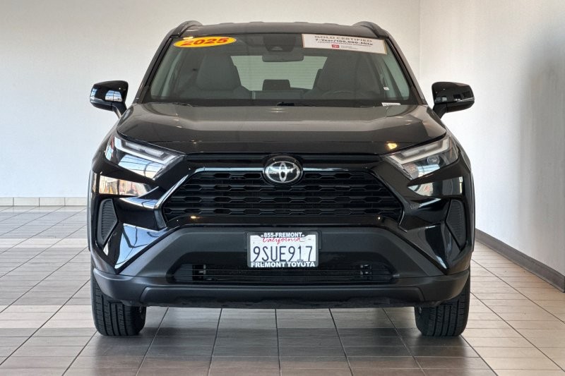 Toyota RAV4 Vehicle Full-screen Gallery Image 09