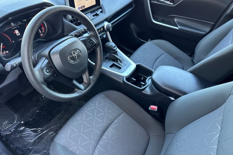 Toyota RAV4 Vehicle Full-screen Gallery Image 10