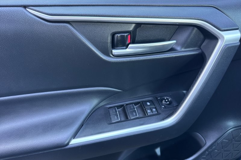 Toyota RAV4 Vehicle Full-screen Gallery Image 11
