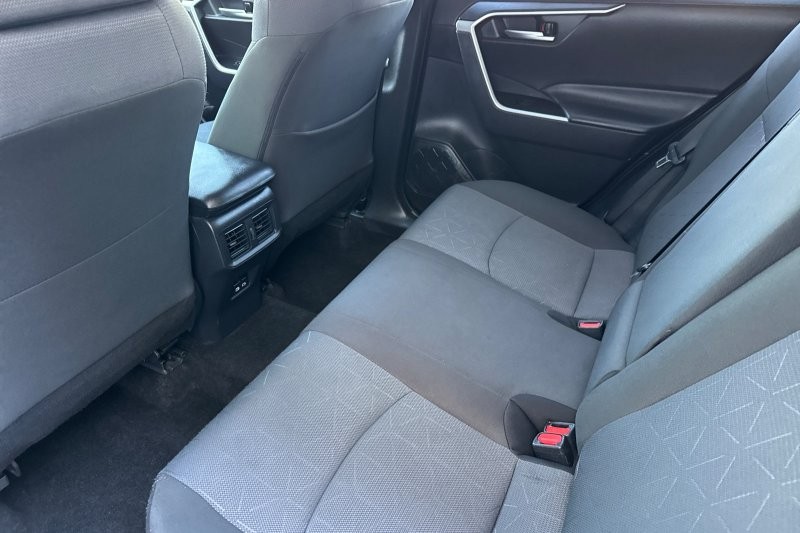 Toyota RAV4 Vehicle Full-screen Gallery Image 12