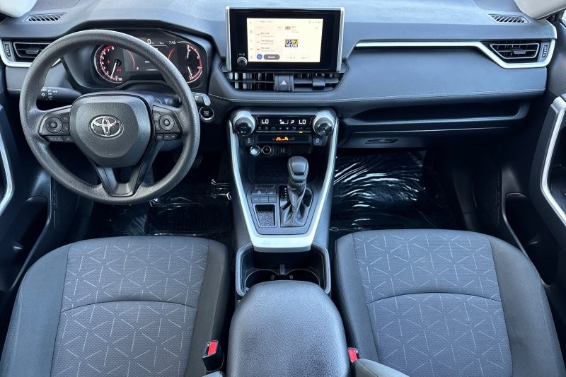 Toyota RAV4 Vehicle Full-screen Gallery Image 13