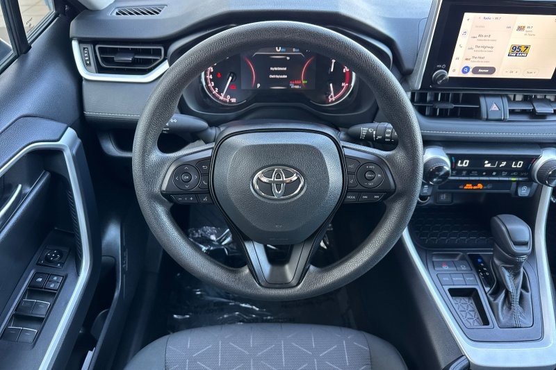 Toyota RAV4 Vehicle Full-screen Gallery Image 14
