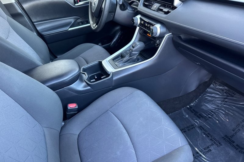 Toyota RAV4 Vehicle Full-screen Gallery Image 16