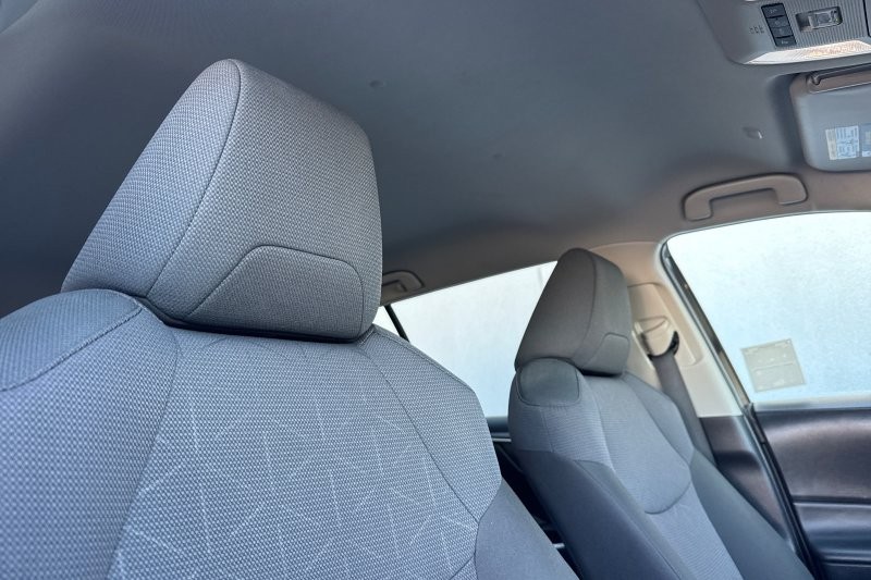 Toyota RAV4 Vehicle Full-screen Gallery Image 17