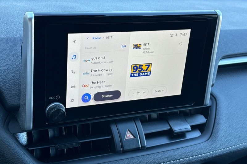 Toyota RAV4 Vehicle Full-screen Gallery Image 18