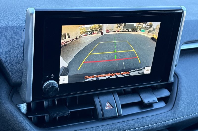 Toyota RAV4 Vehicle Full-screen Gallery Image 19