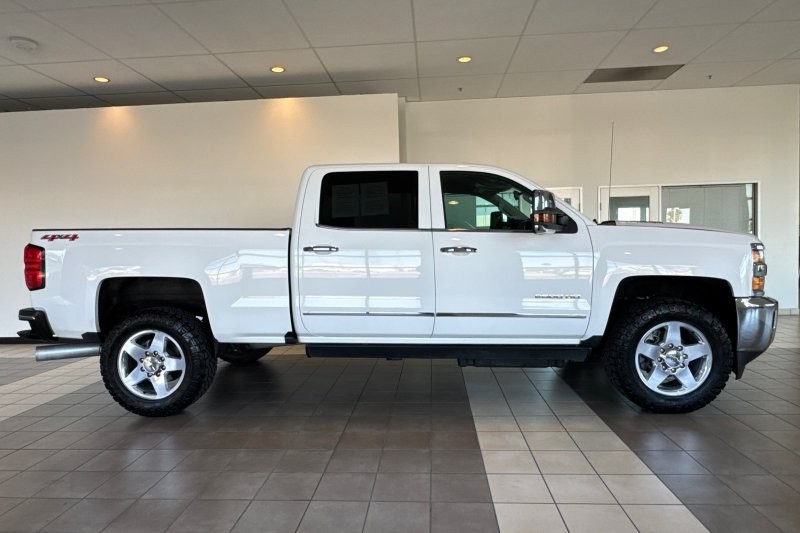 Chevrolet Silverado 2500HD Vehicle Full-screen Gallery Image 03
