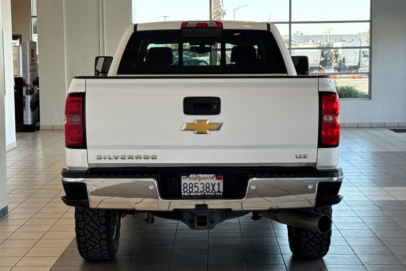 Chevrolet Silverado 2500HD Vehicle Full-screen Gallery Image 05