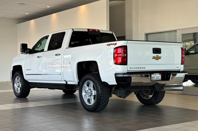 Chevrolet Silverado 2500HD Vehicle Full-screen Gallery Image 06