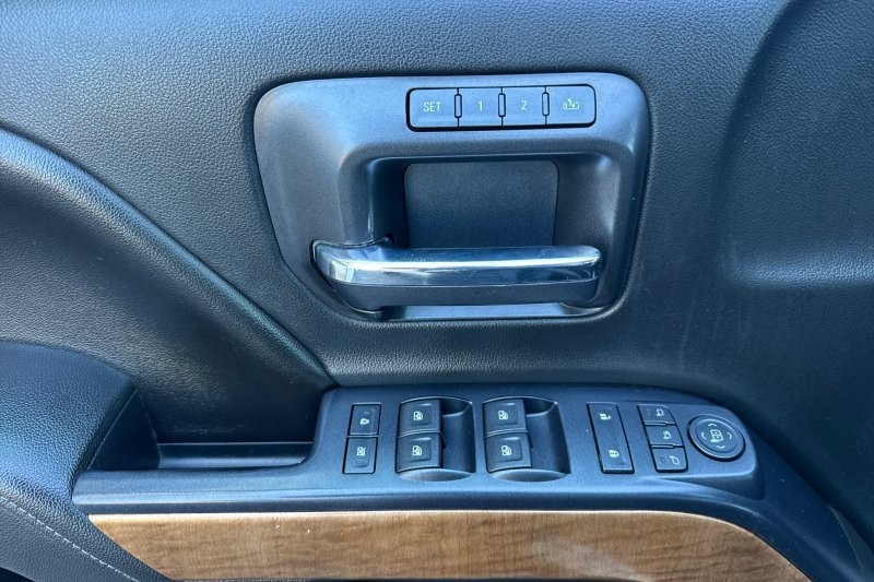 Chevrolet Silverado 2500HD Vehicle Full-screen Gallery Image 11