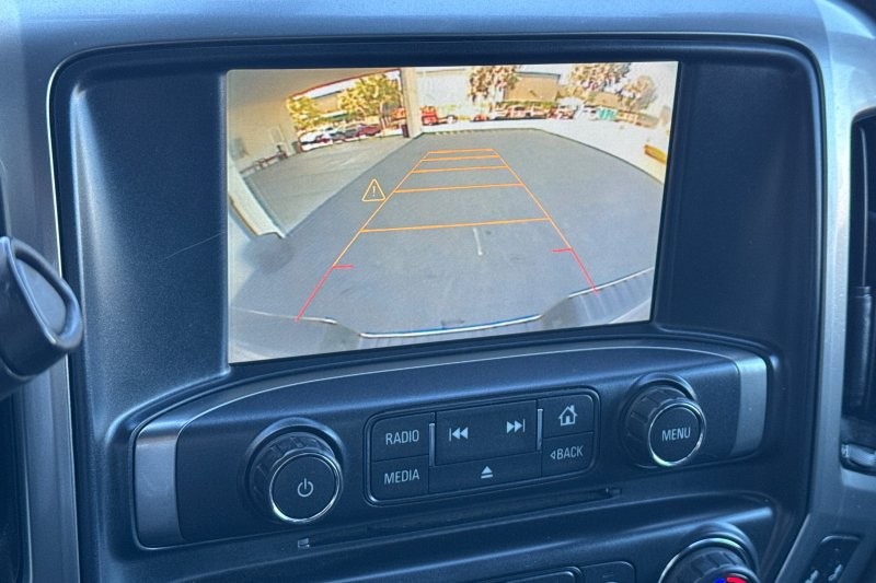 Chevrolet Silverado 2500HD Vehicle Full-screen Gallery Image 18