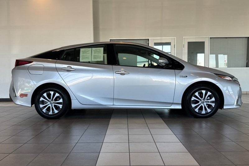Toyota Prius Prime Vehicle Full-screen Gallery Image 03