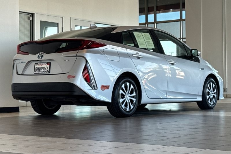 Toyota Prius Prime Vehicle Full-screen Gallery Image 04