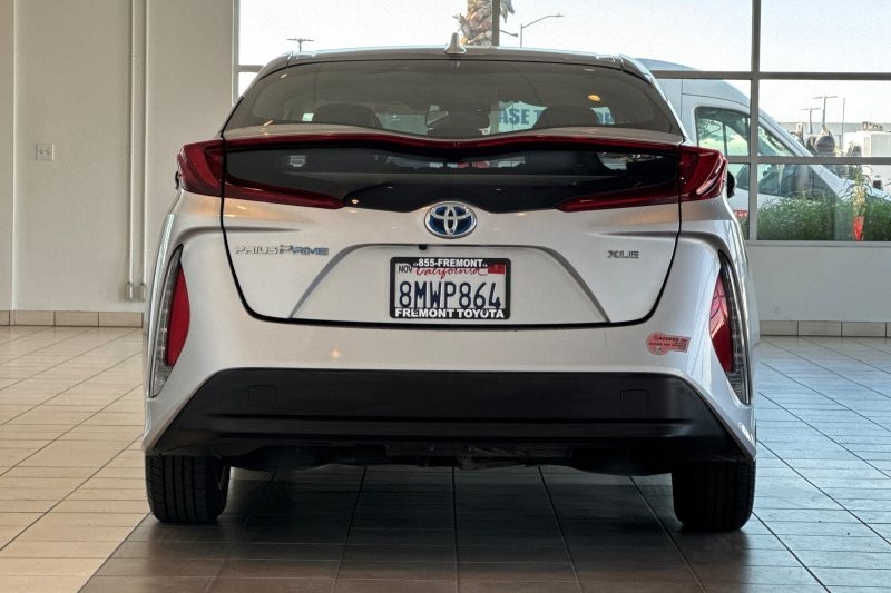 Toyota Prius Prime Vehicle Full-screen Gallery Image 05