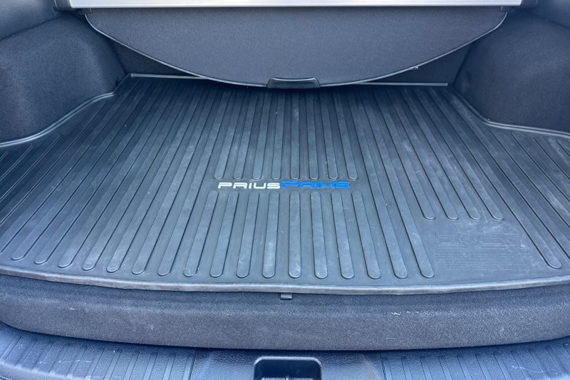 Toyota Prius Prime Vehicle Full-screen Gallery Image 15