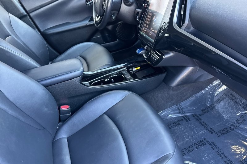 Toyota Prius Prime Vehicle Full-screen Gallery Image 16