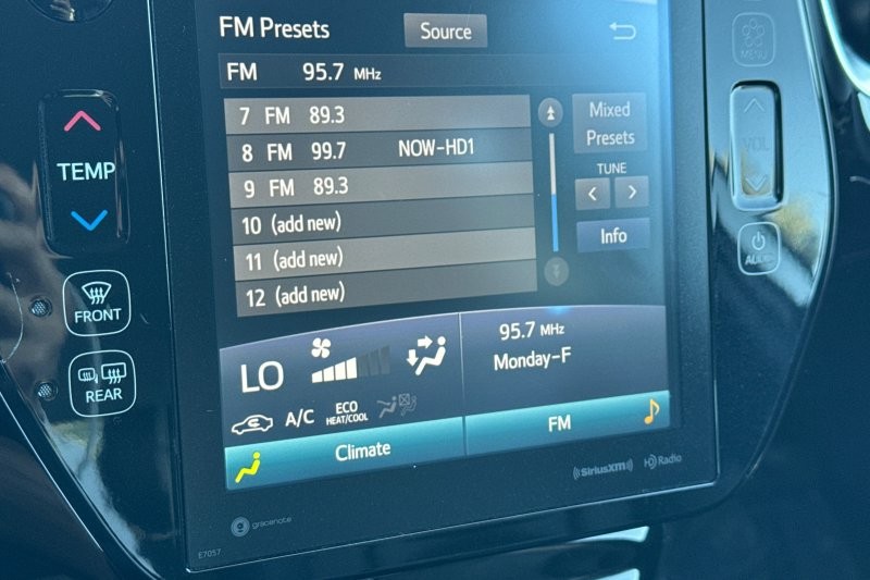 Toyota Prius Prime Vehicle Full-screen Gallery Image 18