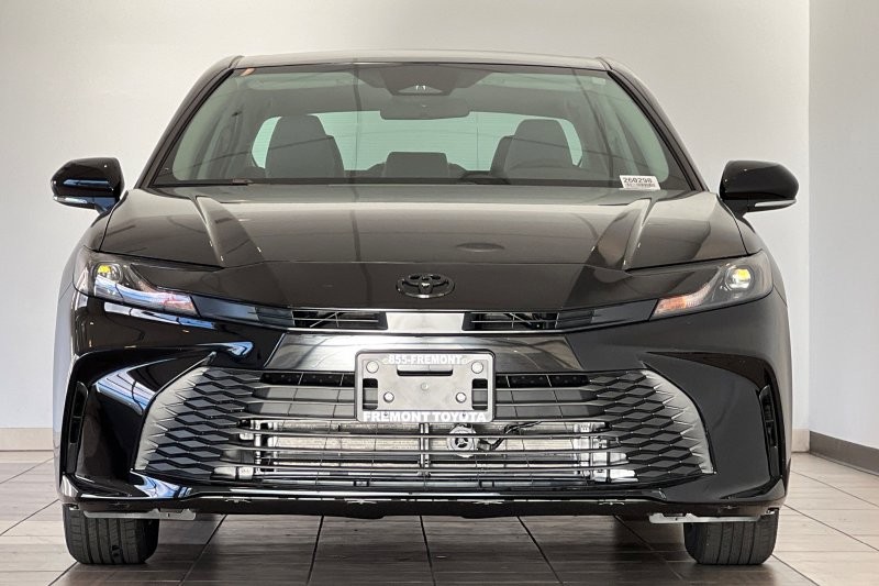 Toyota Camry Vehicle Full-screen Gallery Image 06