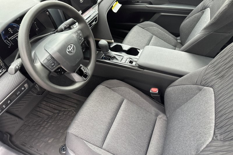 Toyota Camry Vehicle Full-screen Gallery Image 07