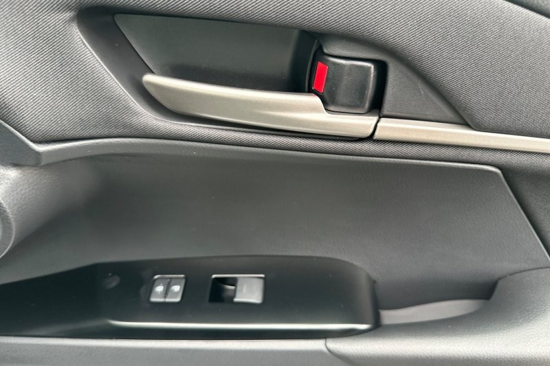 Toyota Camry Vehicle Full-screen Gallery Image 16