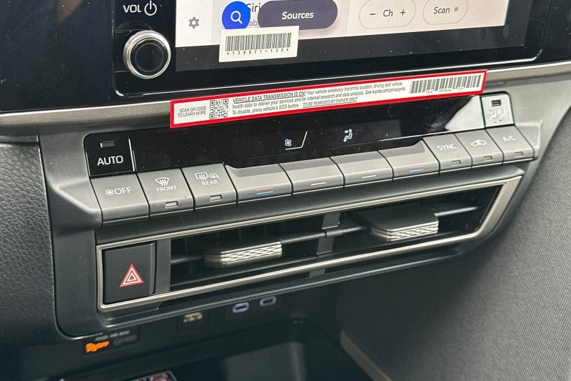 Toyota Camry Vehicle Full-screen Gallery Image 19