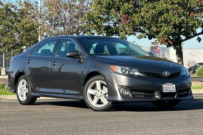 Toyota Camry Vehicle Full-screen Gallery Image 02