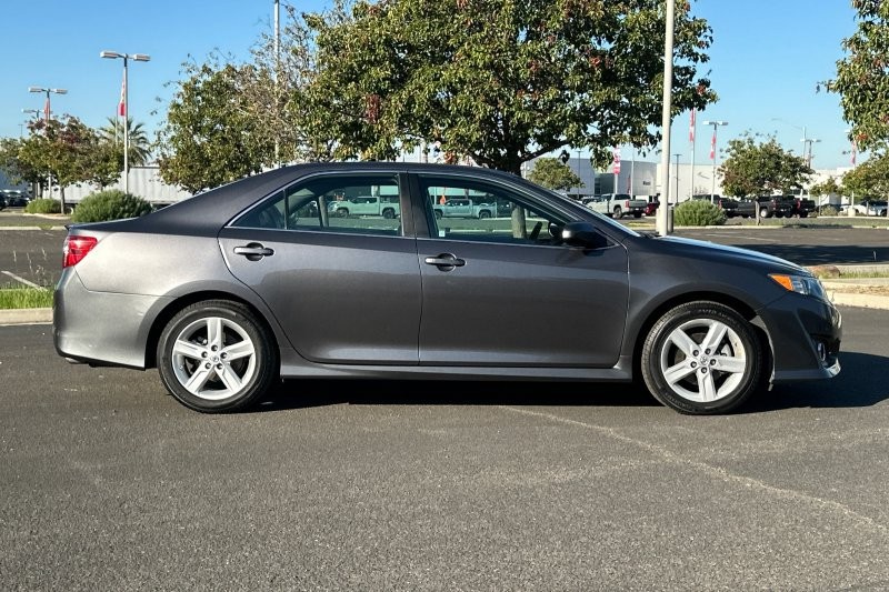 Toyota Camry Vehicle Full-screen Gallery Image 03