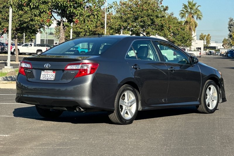 Toyota Camry Vehicle Full-screen Gallery Image 04
