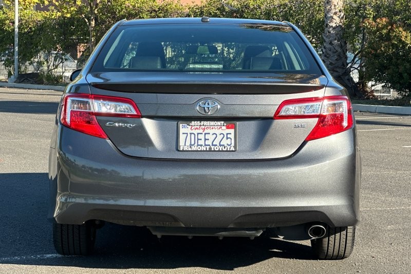 Toyota Camry Vehicle Full-screen Gallery Image 05