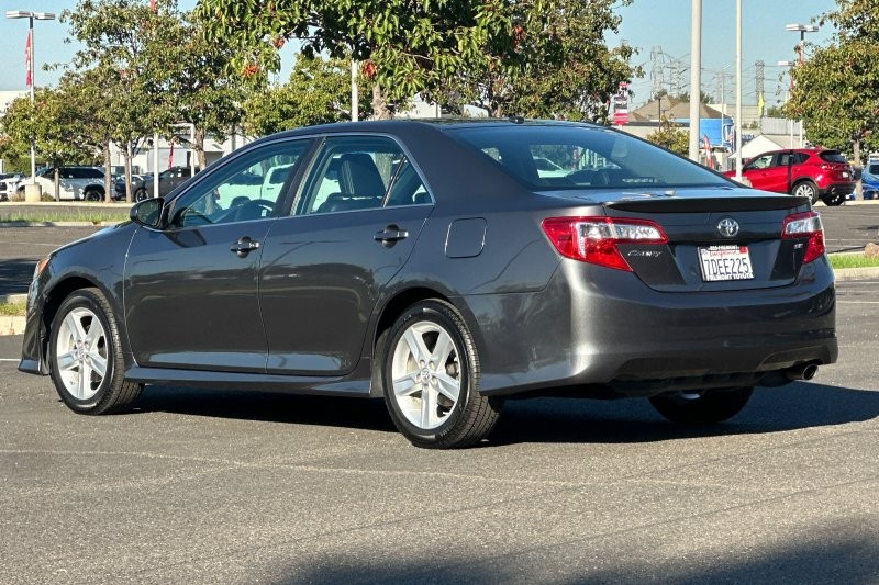 Toyota Camry Vehicle Full-screen Gallery Image 06