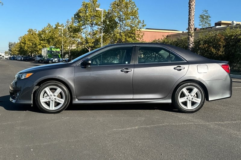 Toyota Camry Vehicle Full-screen Gallery Image 07