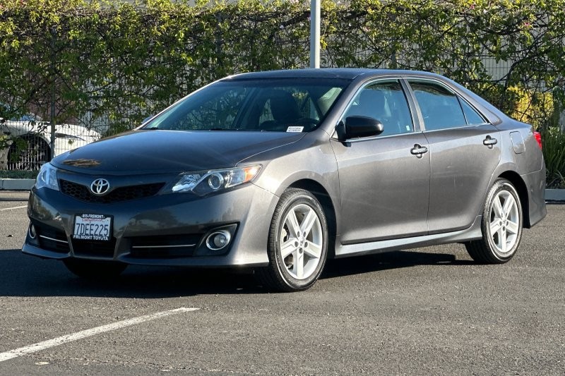 Toyota Camry Vehicle Full-screen Gallery Image 08