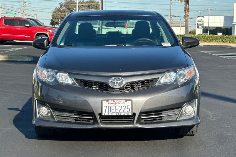 Toyota Camry Vehicle Full-screen Gallery Image 09