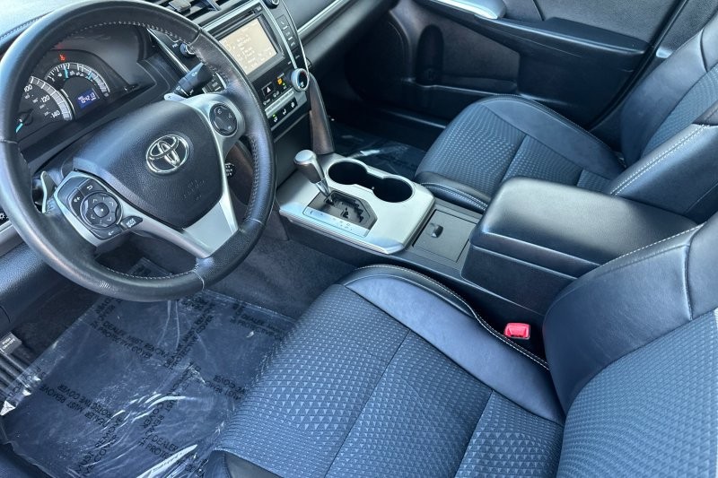 Toyota Camry Vehicle Full-screen Gallery Image 10
