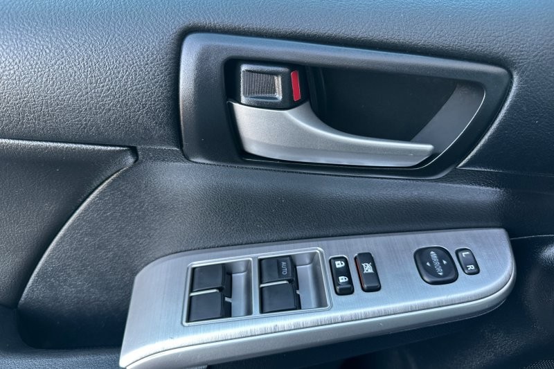 Toyota Camry Vehicle Full-screen Gallery Image 11