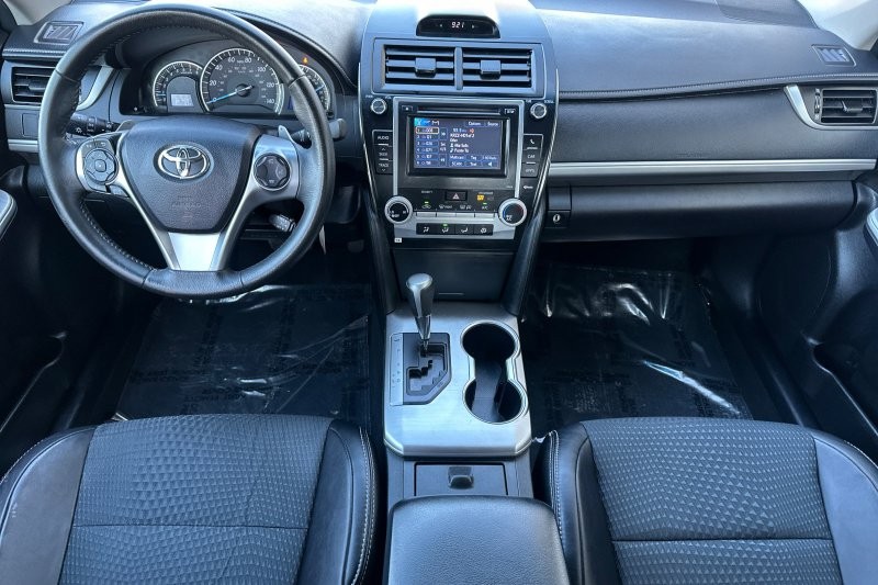 Toyota Camry Vehicle Full-screen Gallery Image 12