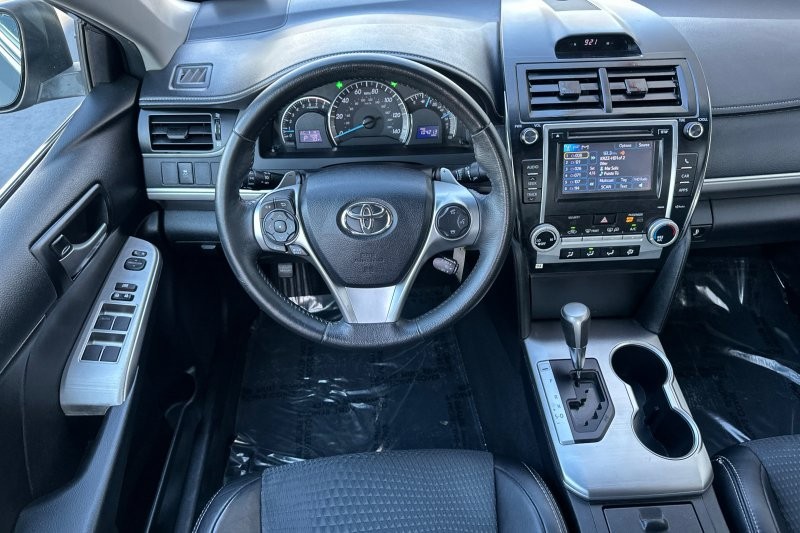 Toyota Camry Vehicle Full-screen Gallery Image 13