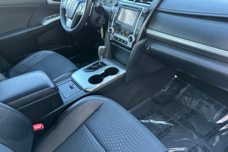 Toyota Camry Vehicle Full-screen Gallery Image 14