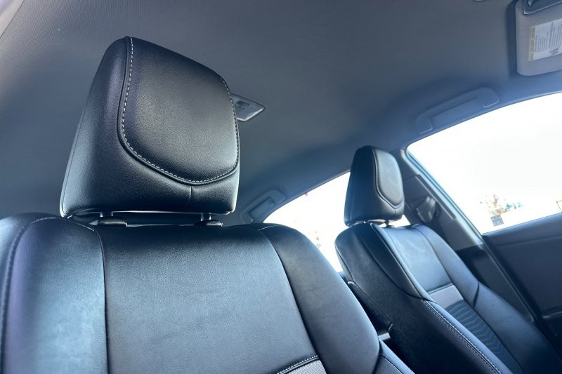 Toyota Camry Vehicle Full-screen Gallery Image 15
