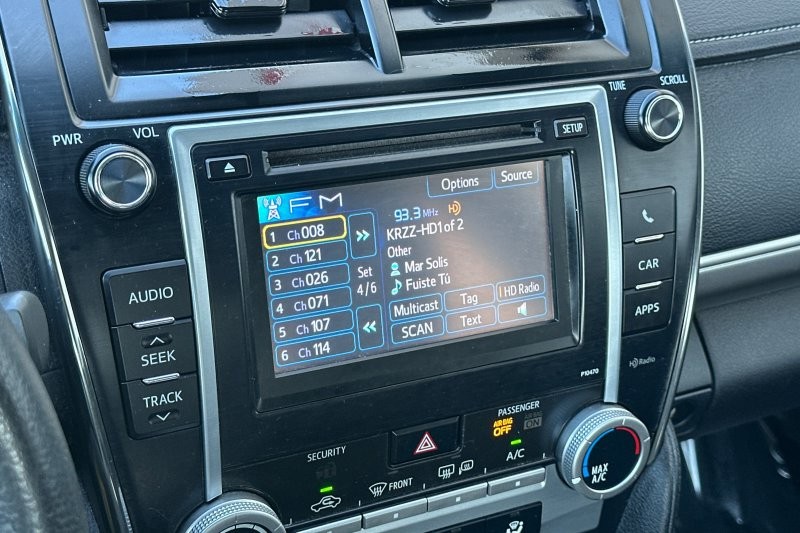 Toyota Camry Vehicle Full-screen Gallery Image 16