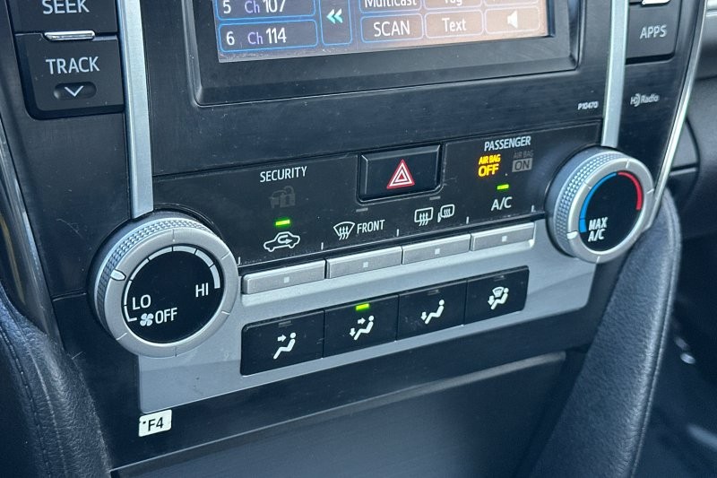 Toyota Camry Vehicle Full-screen Gallery Image 17