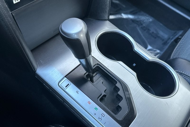 Toyota Camry Vehicle Full-screen Gallery Image 18